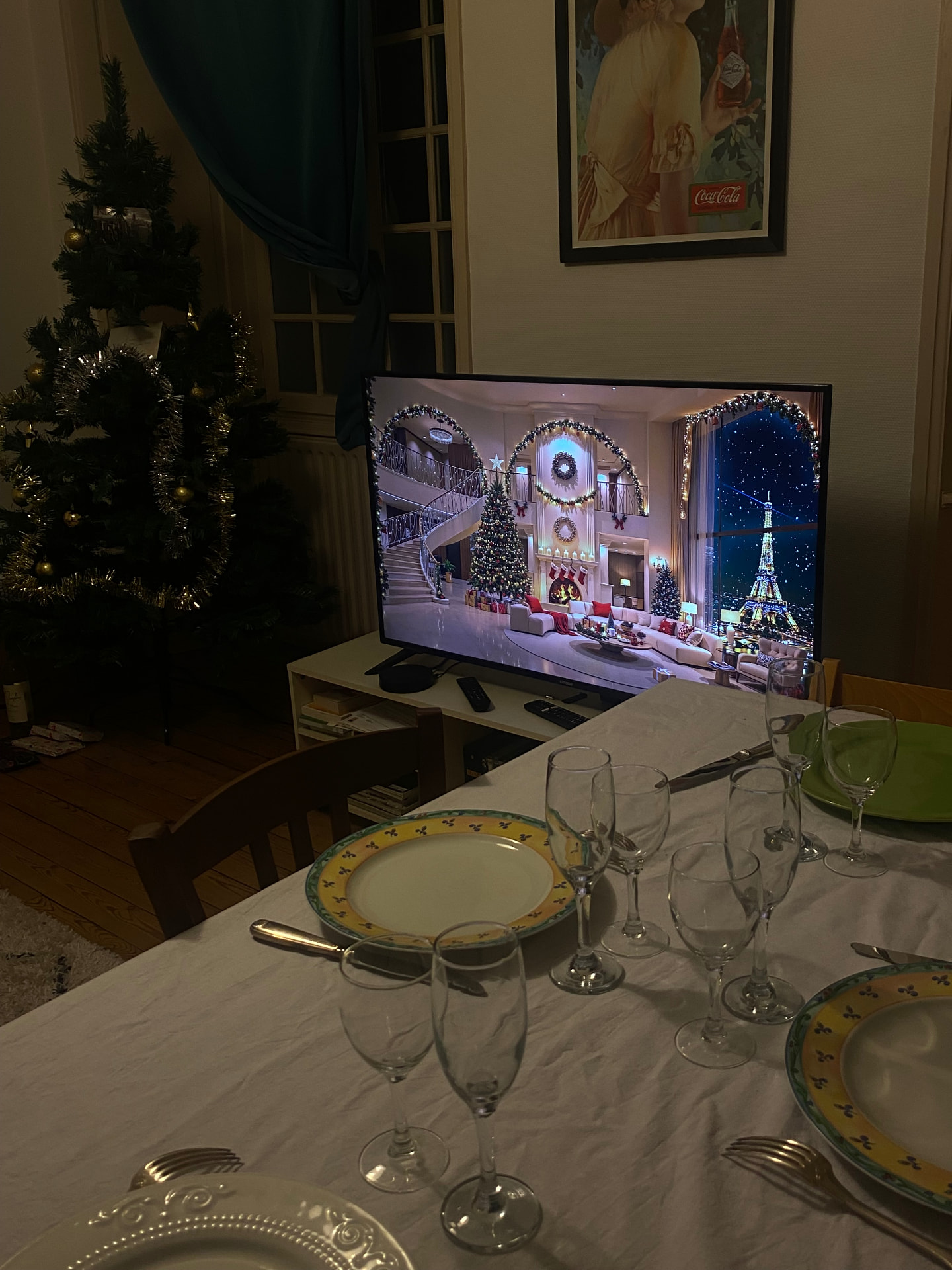 Table de Noël dressée pour les fêtes de fin d'année 2026